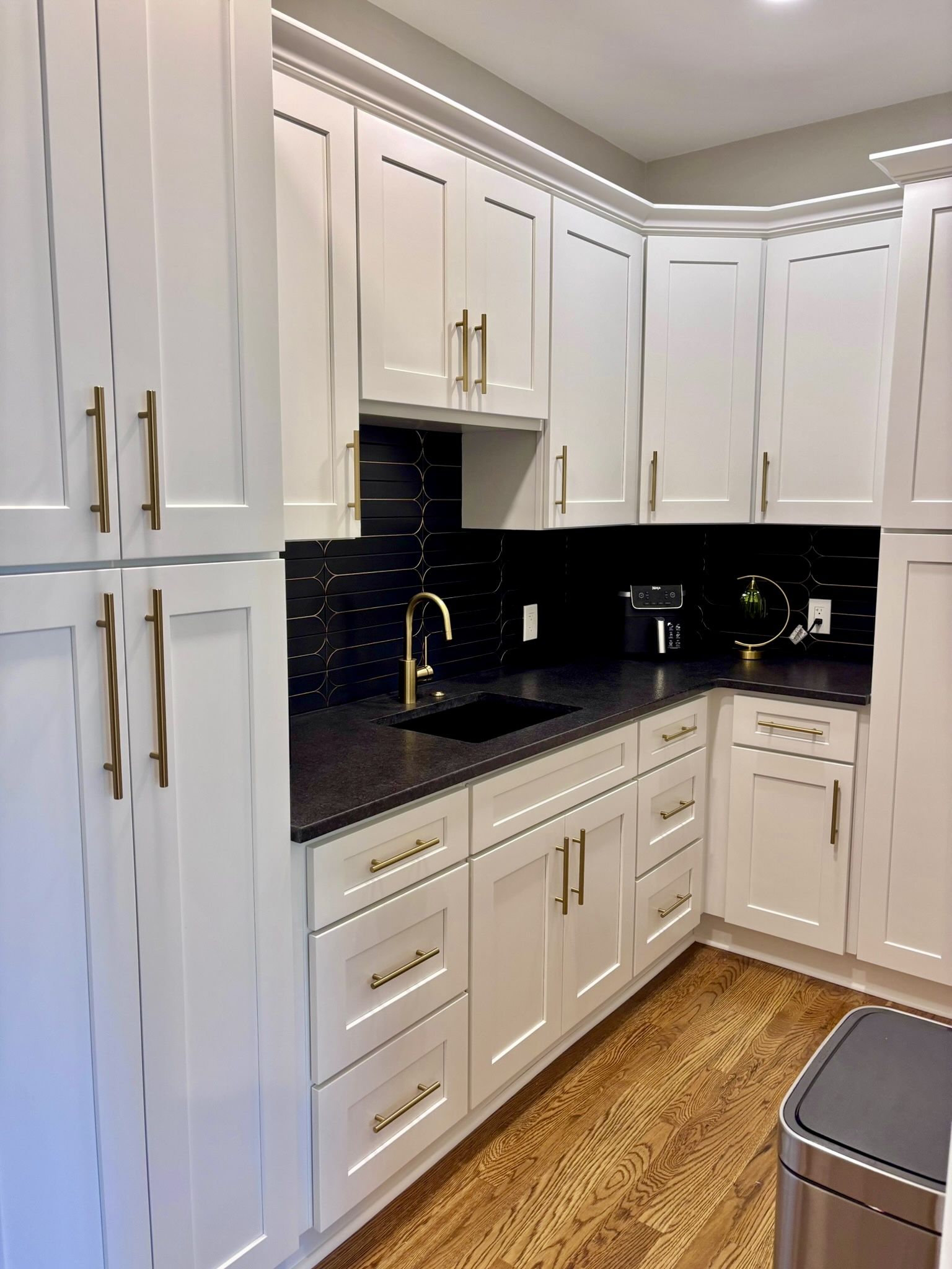 Black and gold butler's pantry